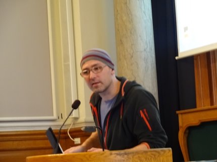 Bogaktuelle Thomas Knarvik her på talerstolen til en konference i Danmark.